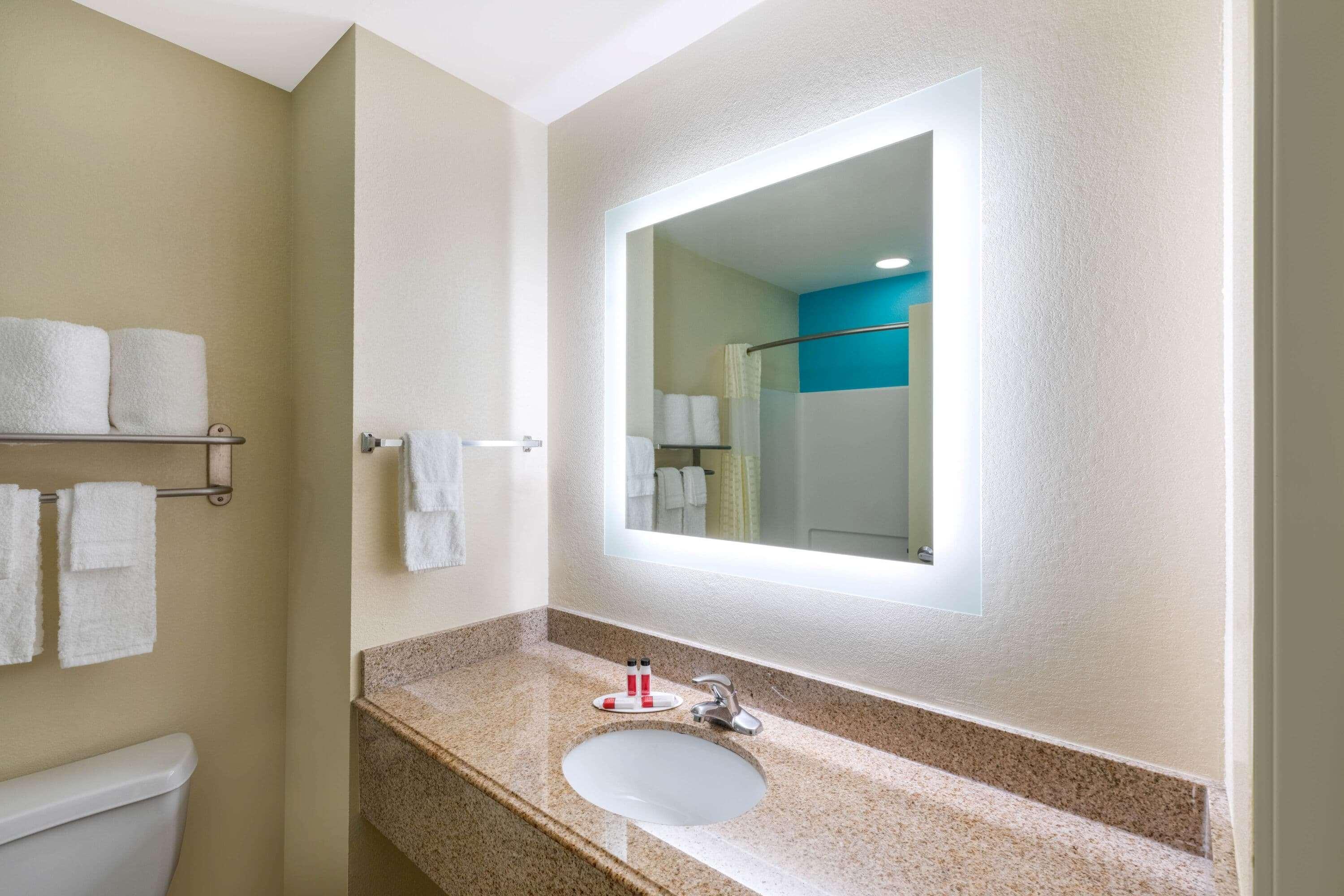 Howard Johnson By Wyndham Houma Ngoại thất bức ảnh